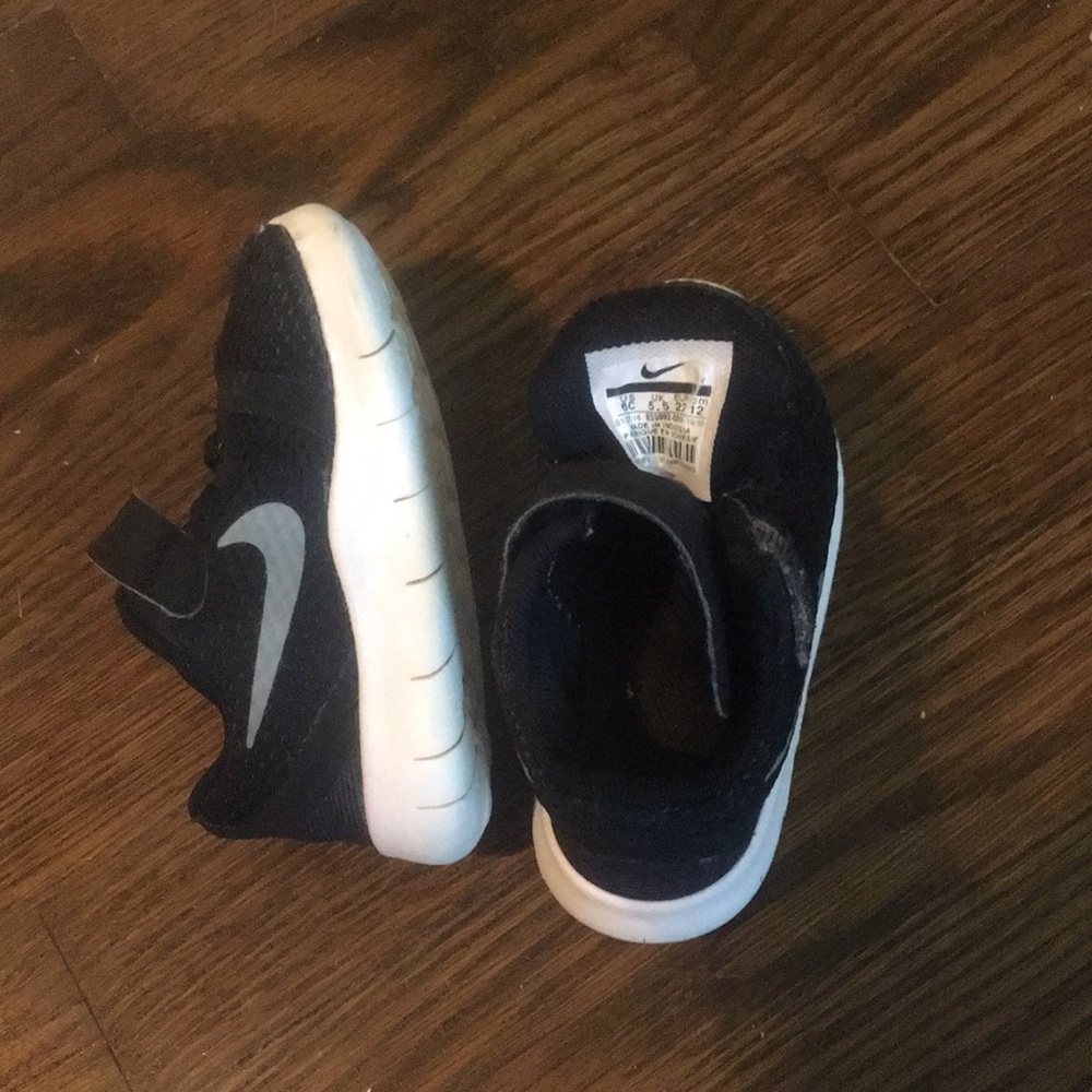 Kids Nike shoes - Picture 2 of 4